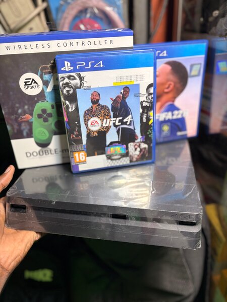 Console PS4 avec jeux et manette