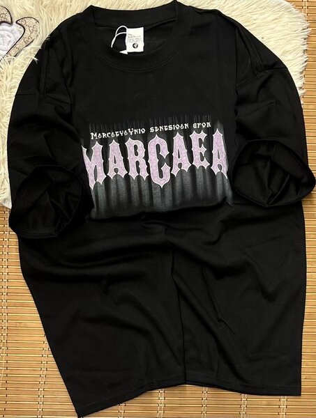 T-shirt noire graphique