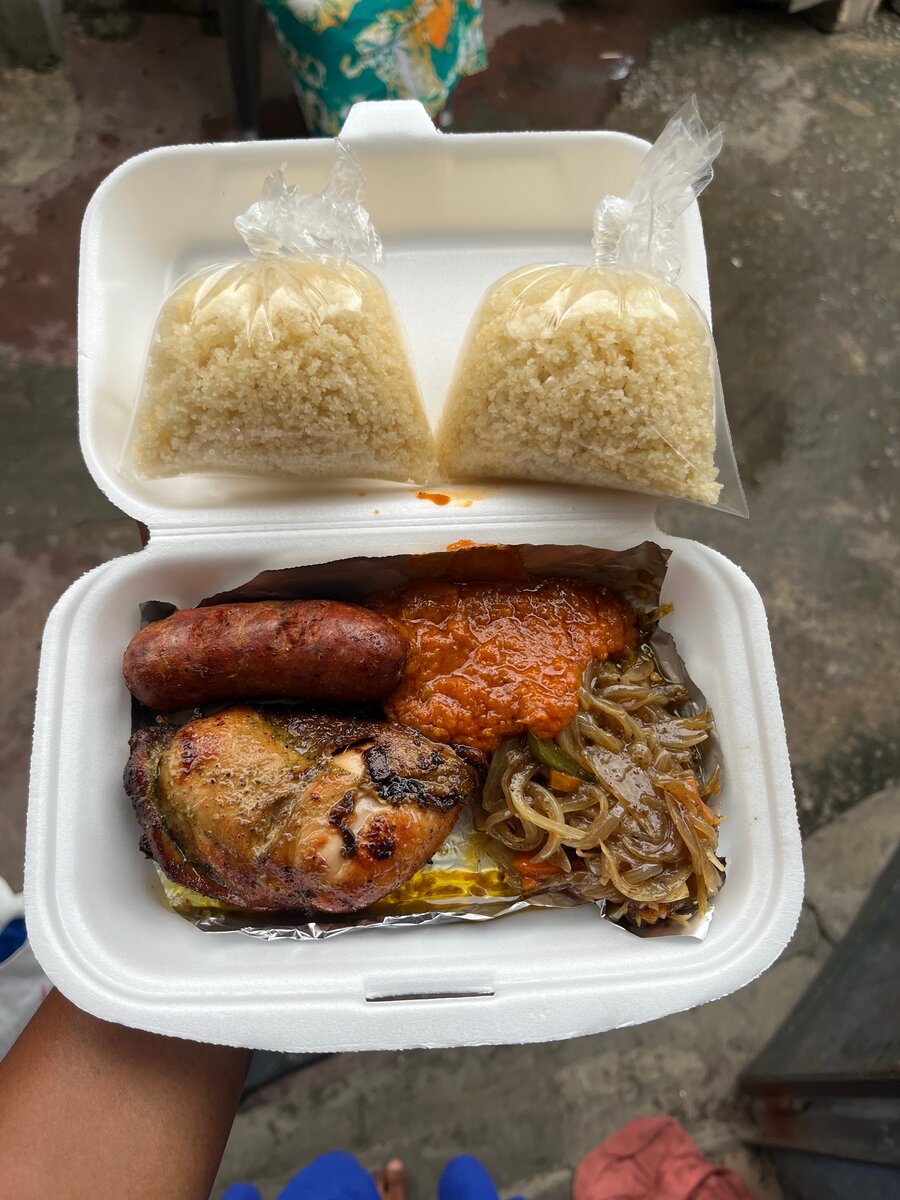 Attieké + poulet + saucisson