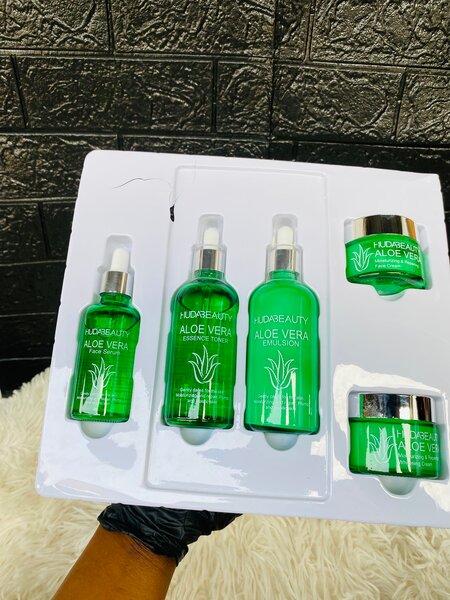 Huda Beauty Aloe Vera Soin Réparateur et Hydratant 5 pièces