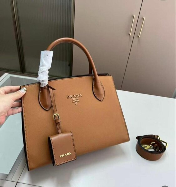 Sac à main en cuir Prada élégant