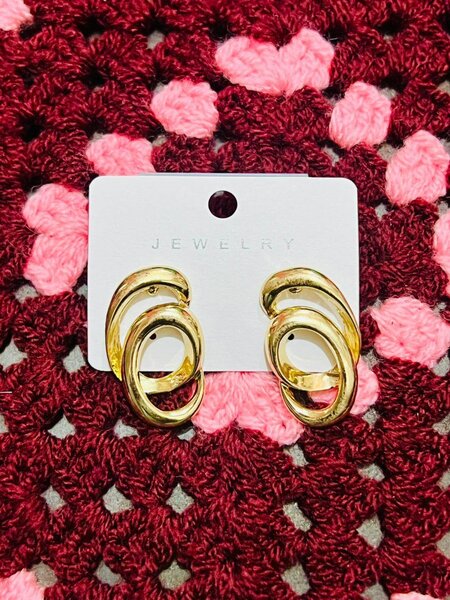 Boucles d'oreilles dorées élégantes