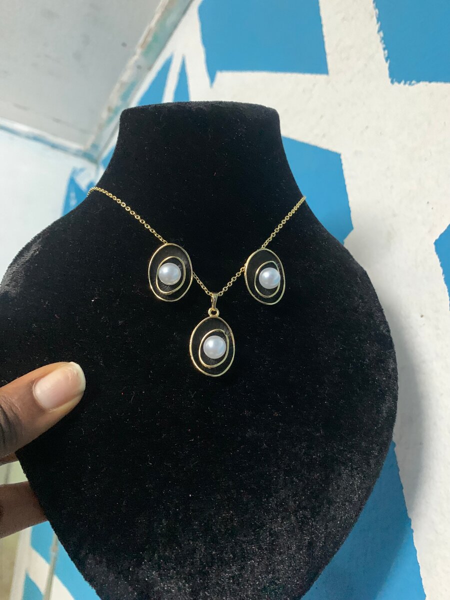 Collier élégant perles et cristaux