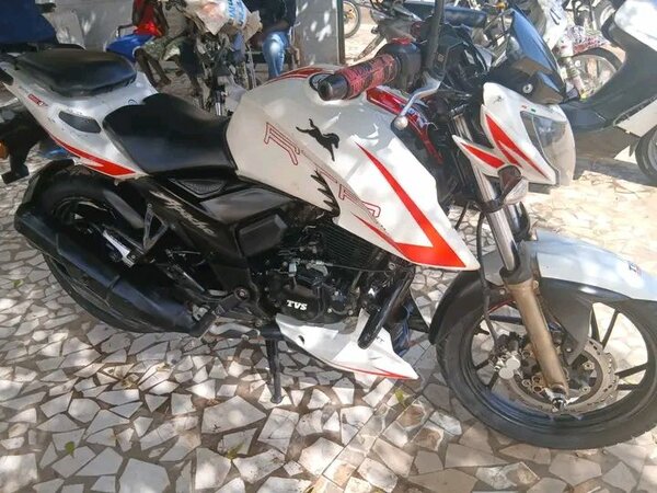 Moto TVS Apache sportive