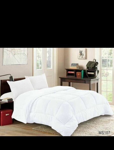 Couette blanche chaude et confortable