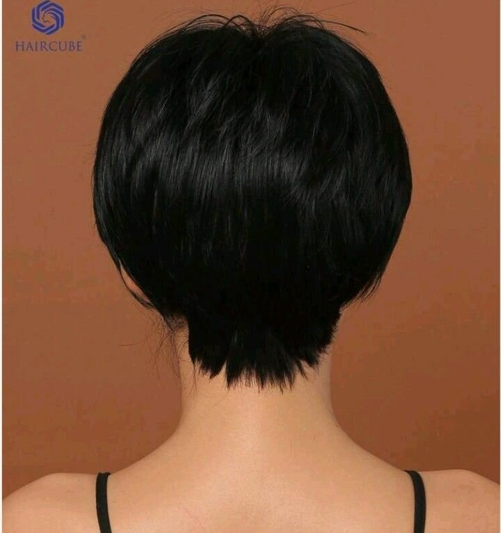 Perruque courte noire chic