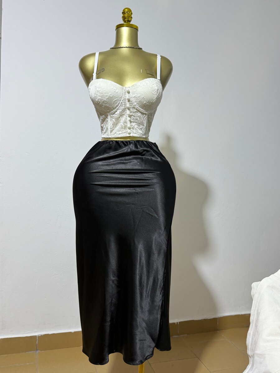 Jupe élégante en satin noir