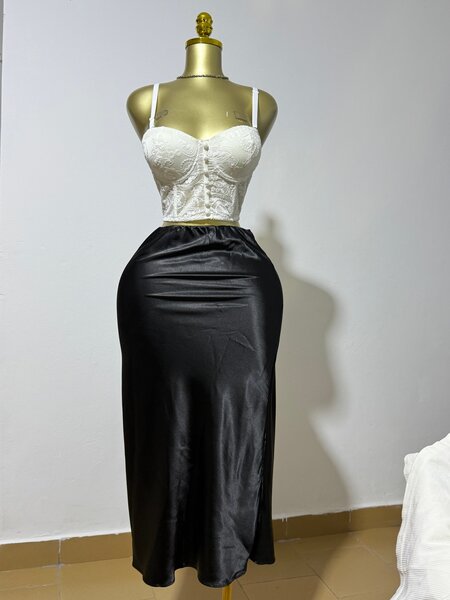 Jupe élégante en satin noir