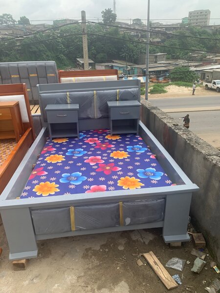 Lit moderne avec matelas inclus