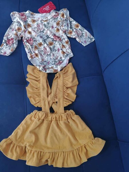 Ensemble bébé fleuri et volanté