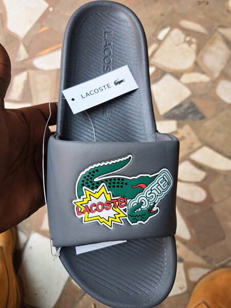 Claquettes Lacoste modernes