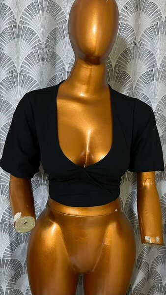 Top court noir décolleté
