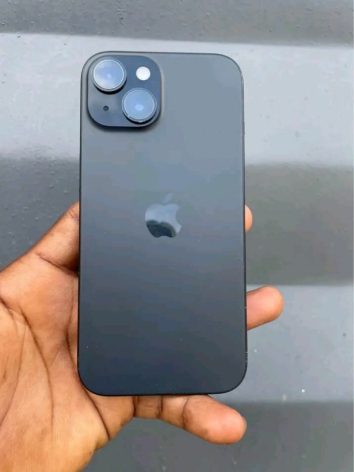 iPhone 15 simple noir