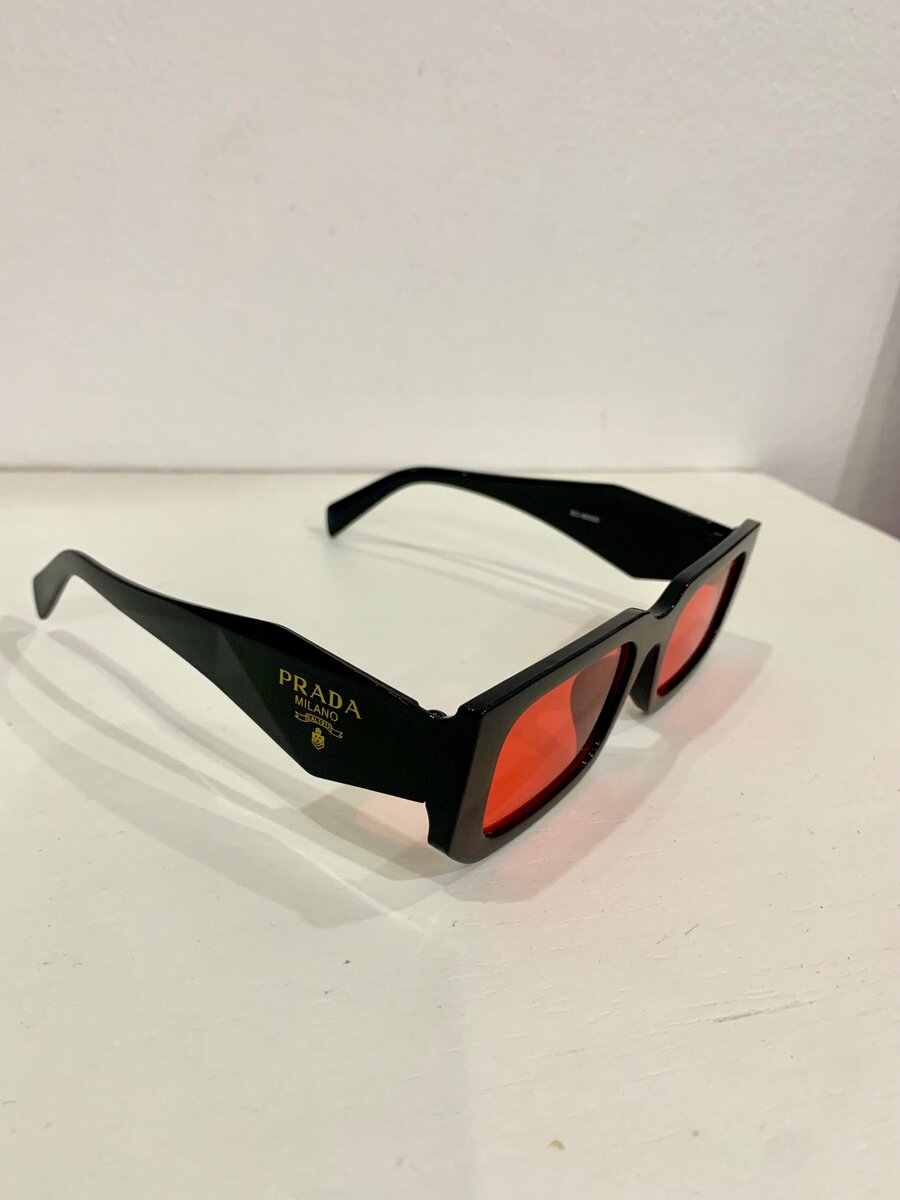 Lunettes de soleil noires Prada