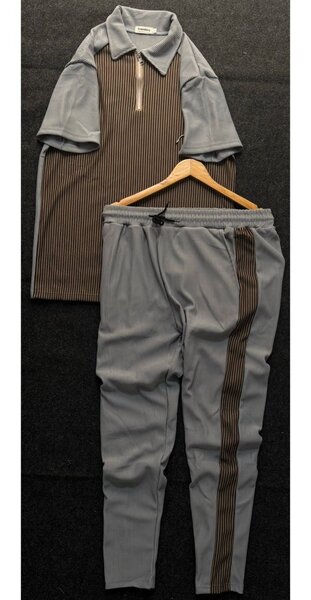 Ensemble sportif rayé moderne