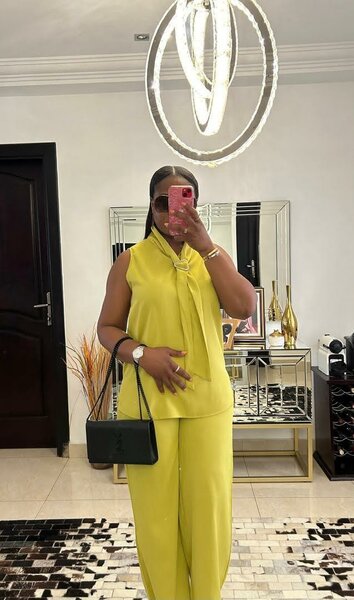 Combinaison jaune femme élégante