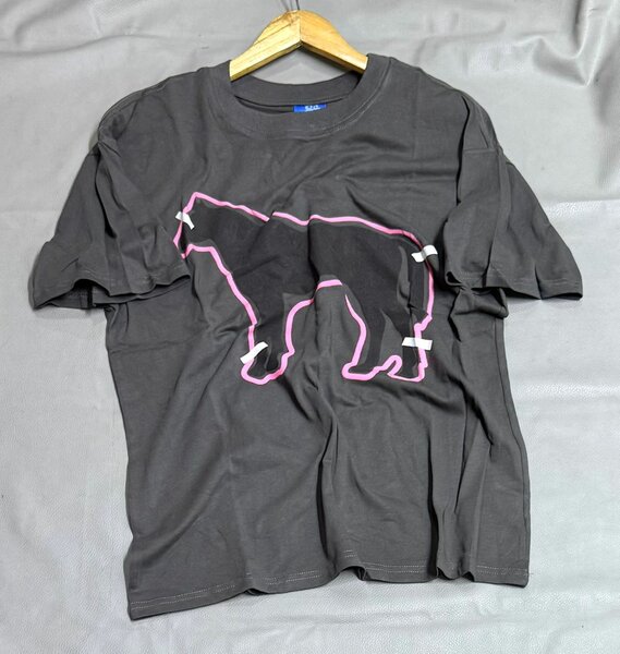 T-shirt gris avec motif ours rose