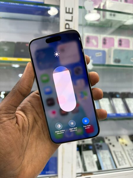 Disponible 15 Pro 128go écran