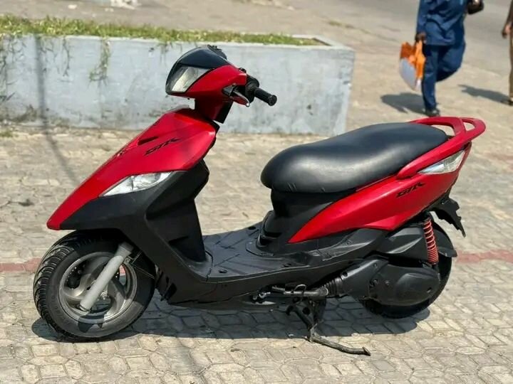 Scooter électrique rouge stylé