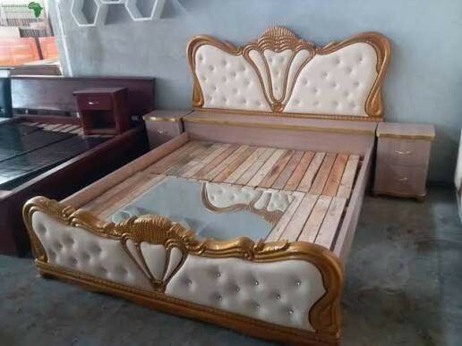 Lit double en bois sculpté