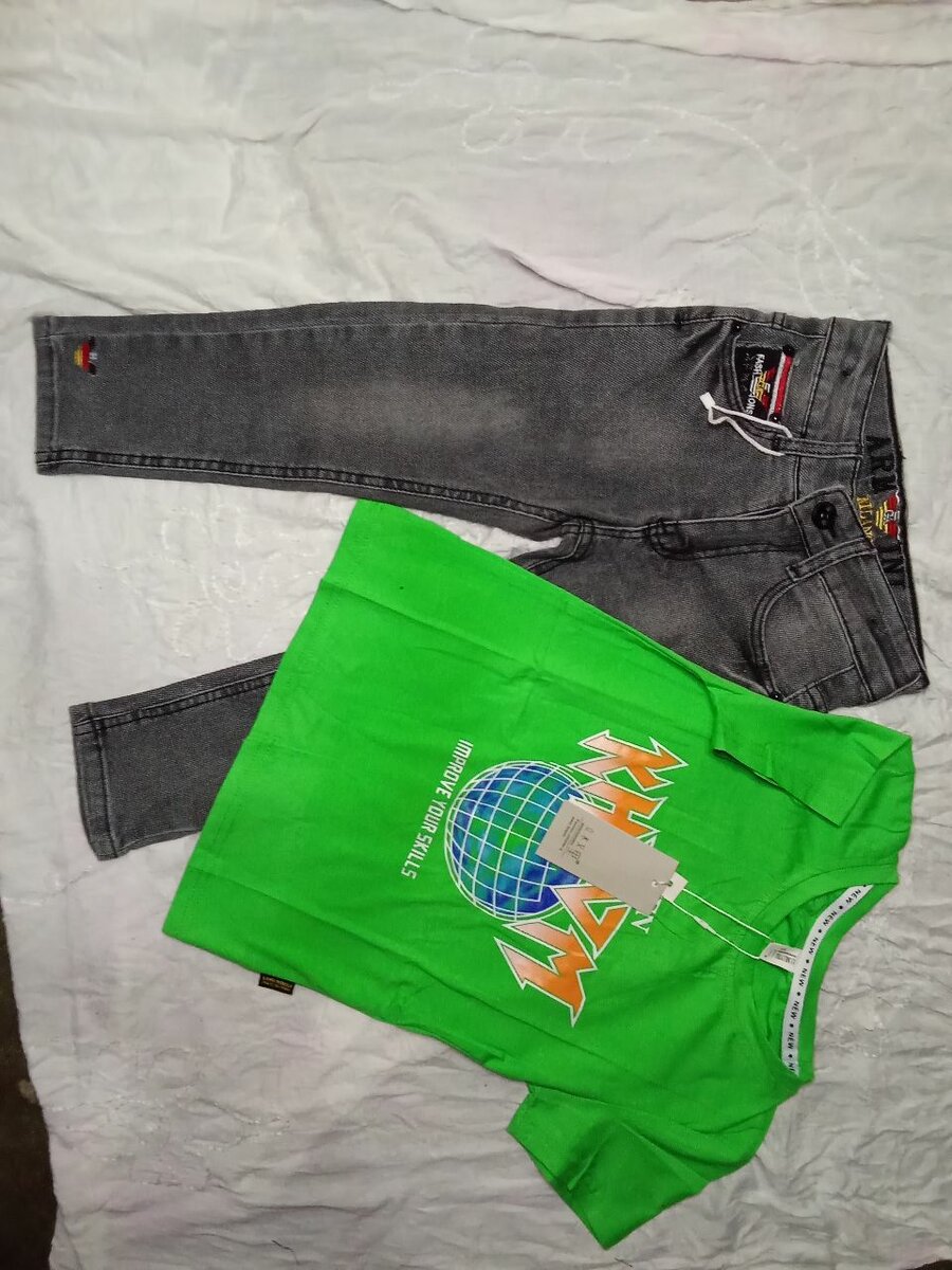 Ensemble T-shirt Vert et Jeans Gris
