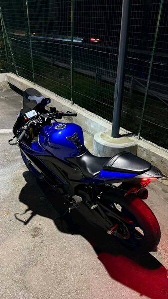 Moto sportive Yamaha bleue