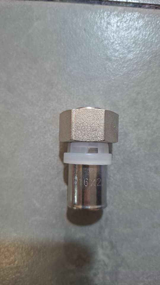 Raccord de tuyauterie en laiton