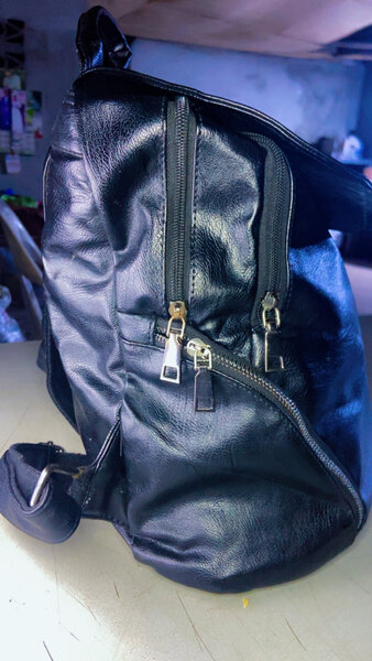 Sac à dos en cuir noir élégant