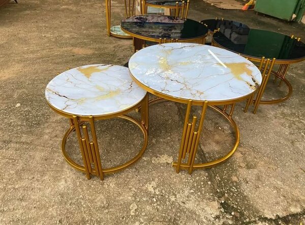 Tables basses en marbre et métal doré