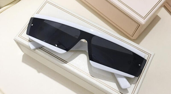 Lunettes de soleil futuristes