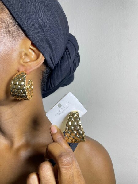 Boucles d'oreilles dorées texture martelée