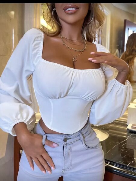 Blouse élégante à col carré