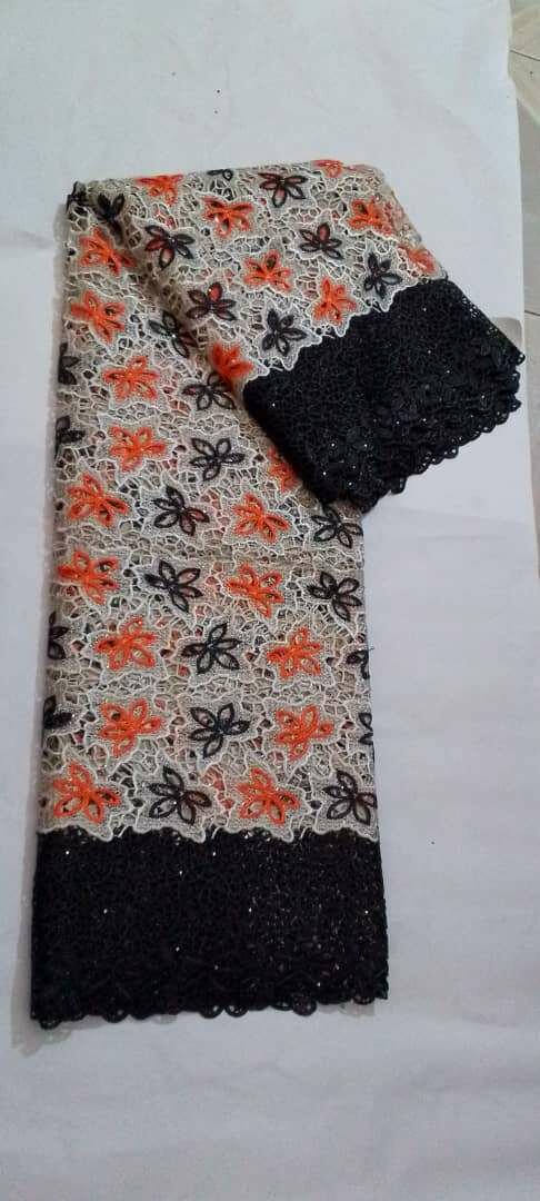 Tissu brodé en dentelle colorée