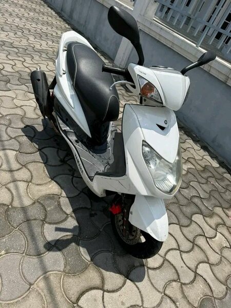 Yamaha Scooter Blanc Moderne