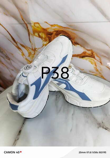 Baskets blanches et bleues