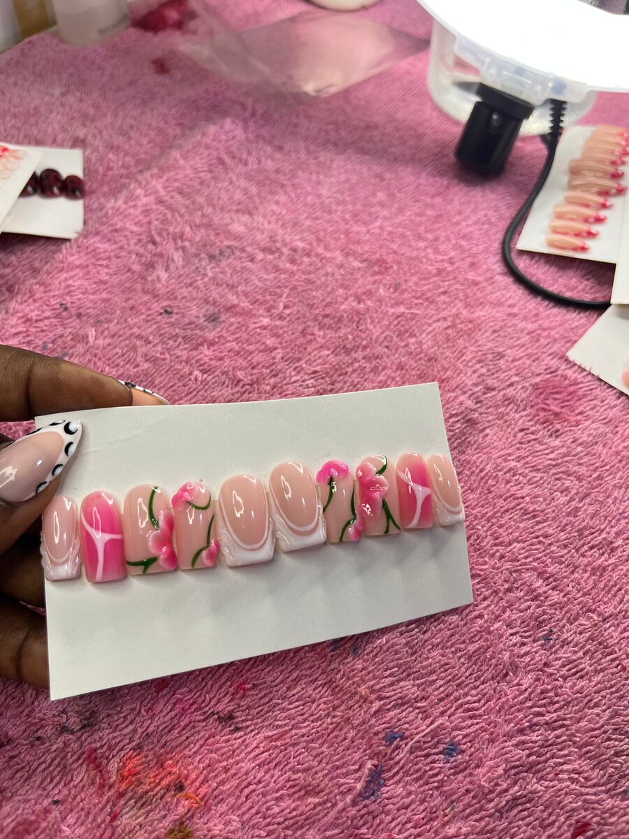 Ongles faux motifs floraux