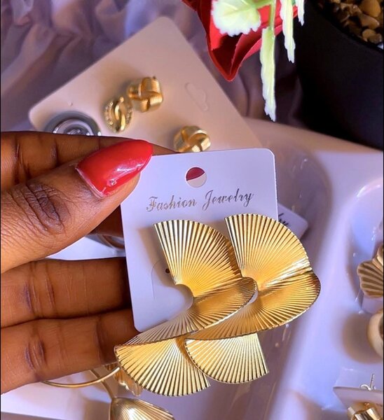 Boucles d'oreilles fantaisie en métal doré