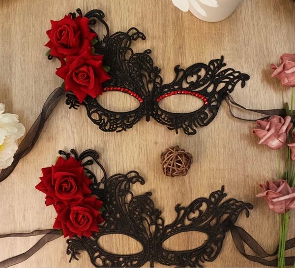 Masque de Venise en dentelle noire avec roses rouges