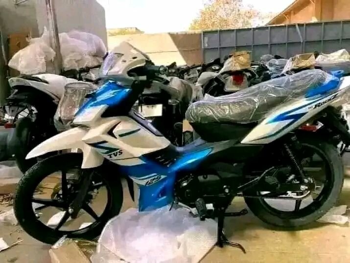 Motos neuves prêtes à rouler