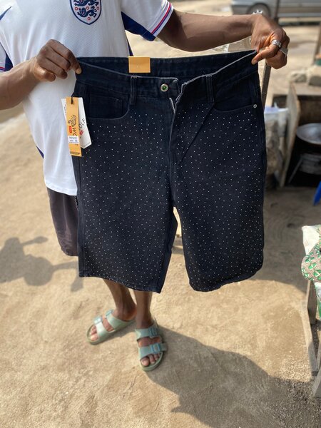 Shorts en jean noir à pois