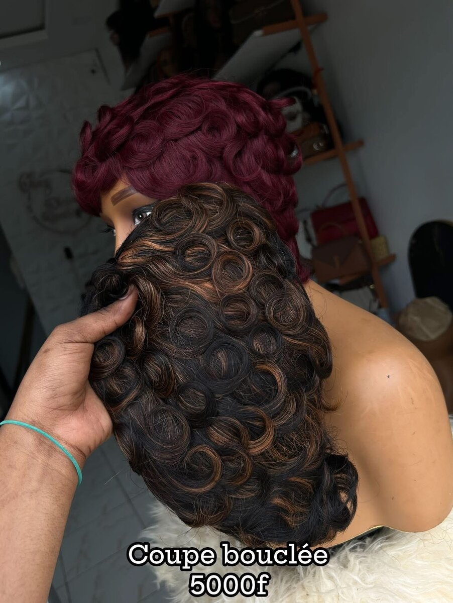 Perruque bouclée élégante