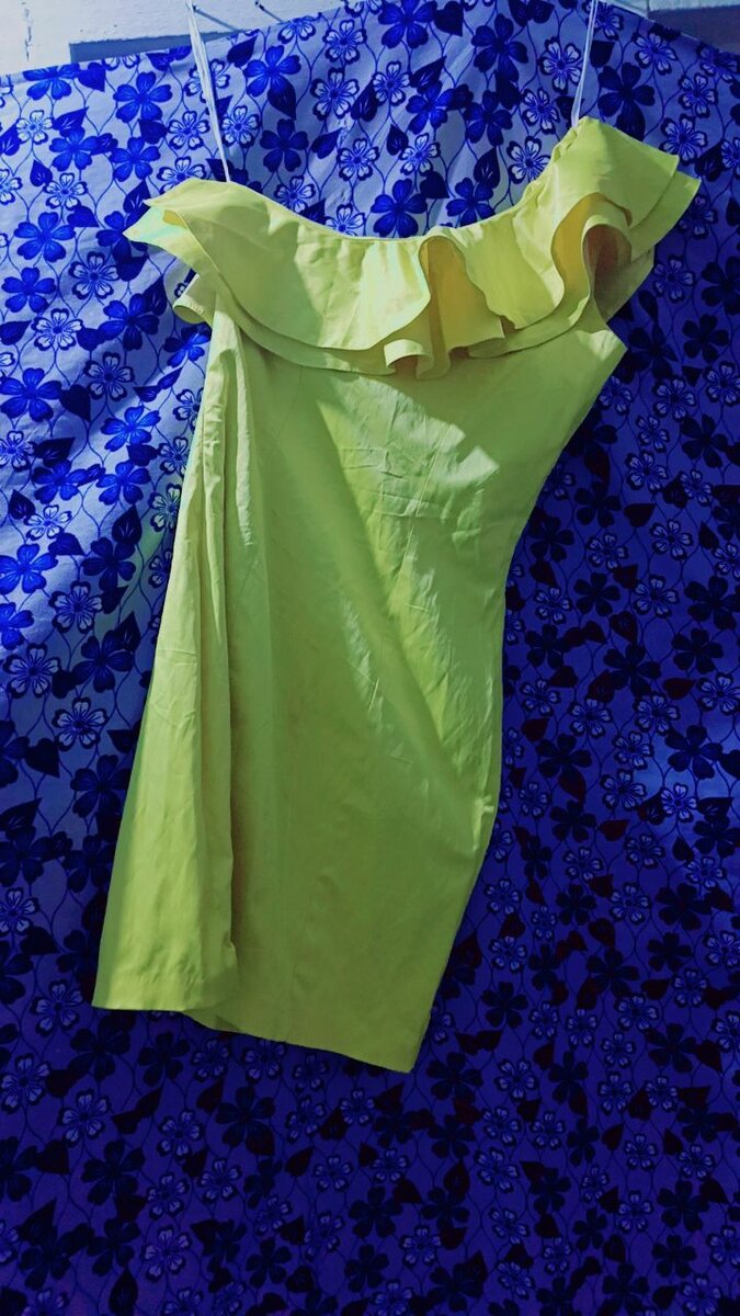 Robe à volants unilatérale