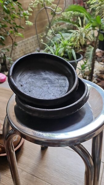 Assiettes en terre cuite rustiques