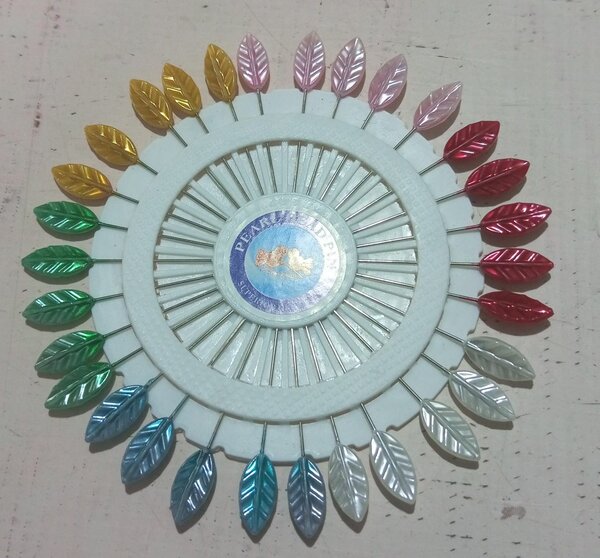 Épingles multicolores perlées