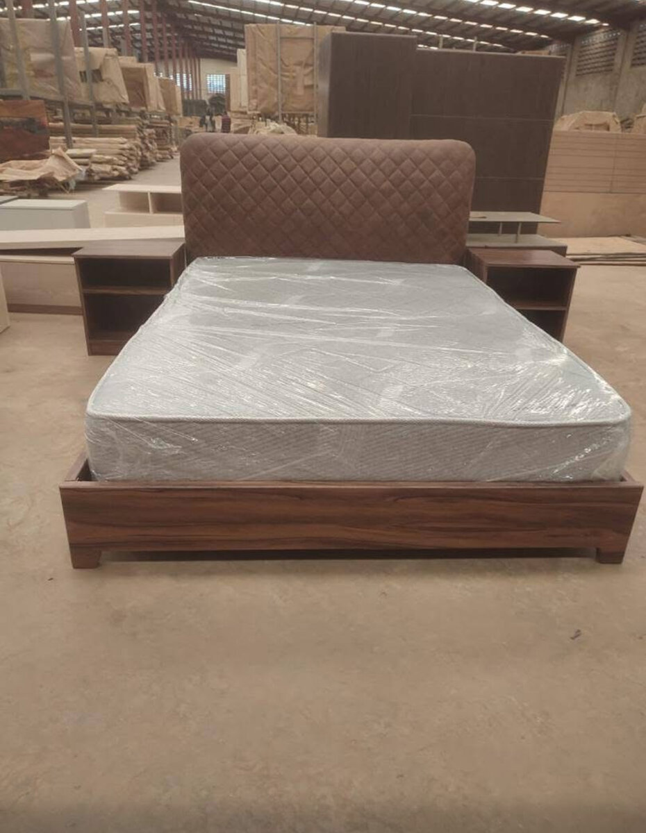 Lit double en bois moderne