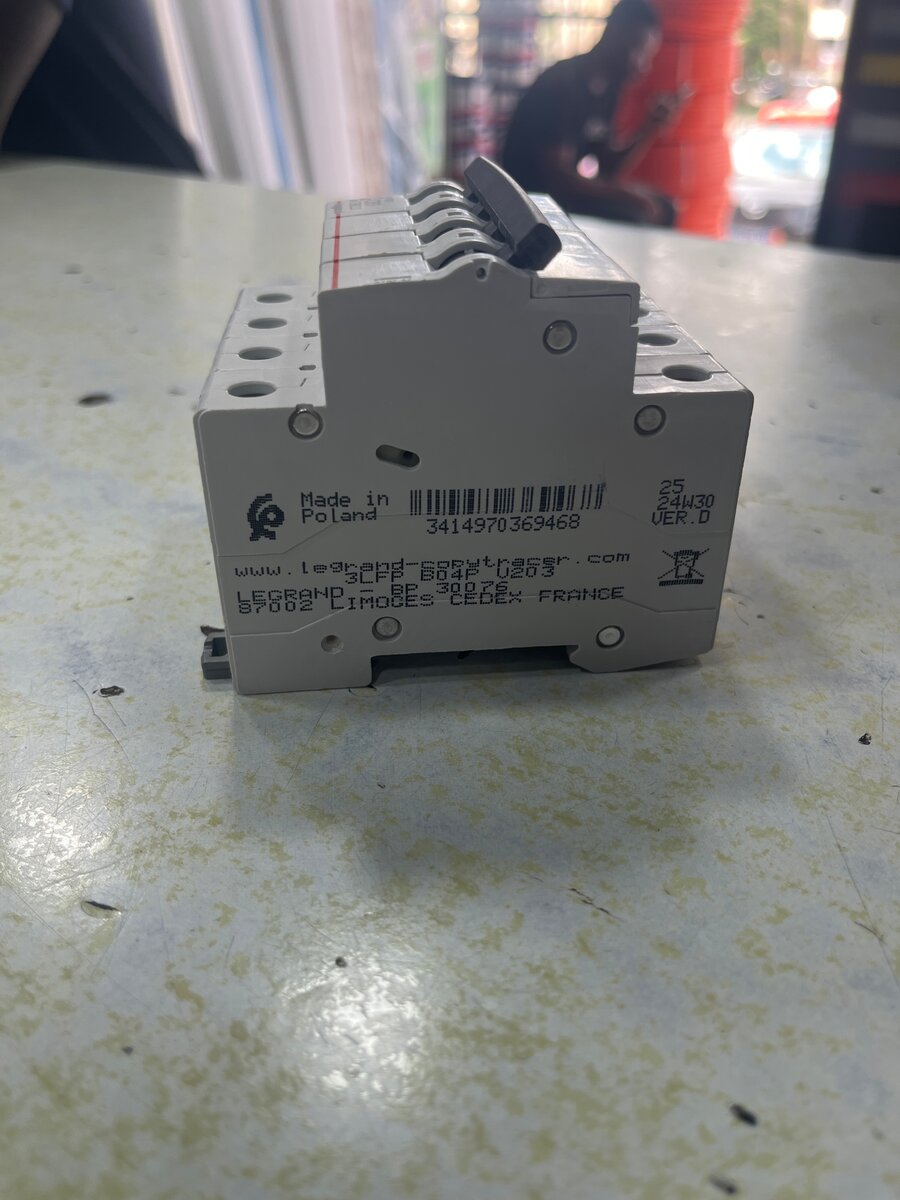 Disjoncteur 4 pôles 63A