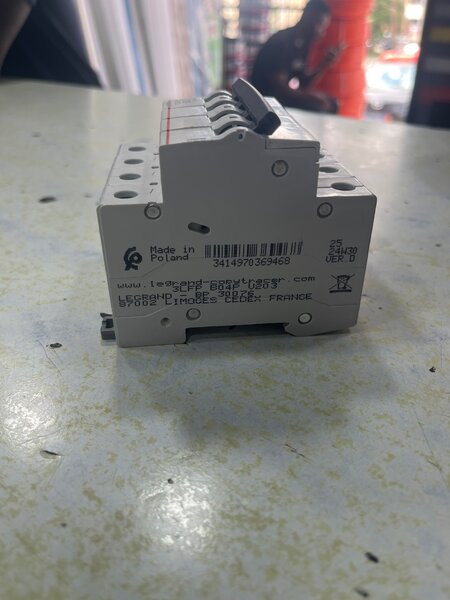 Disjoncteur 4 pôles 63A