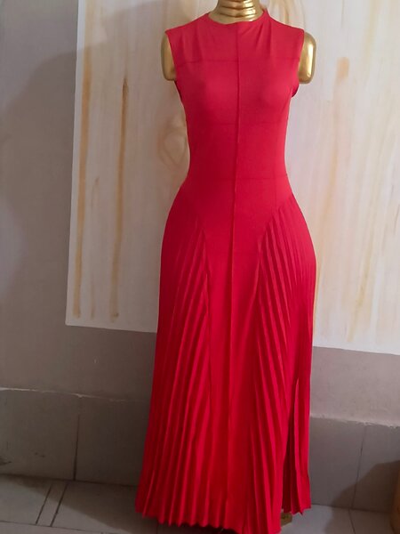 Robe longue plissée rouge