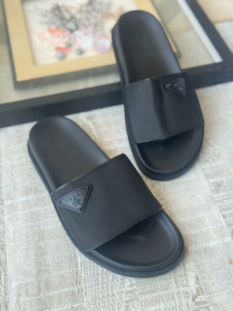 Sandales modernes en cuir noir