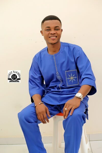 Ensemble moderne  bleu brodé